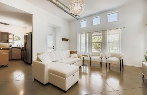 South Lamar Casa | SoCo Retreat - Escape for 8 - EV Charger Available
