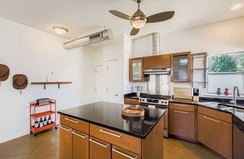 South Lamar Casa | SoCo Retreat | Escape for 6 | EV Charger Available
