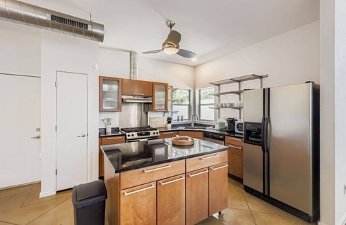 South Lamar Casa | SoCo Retreat | Escape for 6 | EV Charger Available