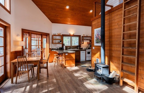 Ashland Cabina | Soda Mountain Cabin w/ Jacuzzi and Wood Stove at Green Springs Inn