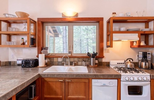 Ashland Cabina | Soda Mountain Cabin w/ Jacuzzi and Wood Stove at Green Springs Inn