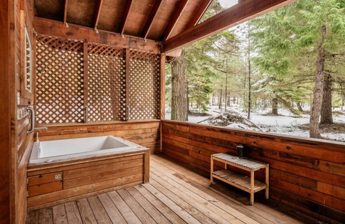 Ashland Cabina | Soda Mountain Cabin w/ Jacuzzi and Wood Stove at Green Springs Inn