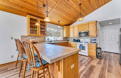 Soda Springs Casa | Soda Springs Getaway with River & Lake Access
