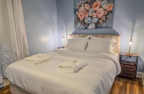 Niagara Falls Casa | Soft Sheets & Sweet Dreams - 3 Bedroom Home with Driveway