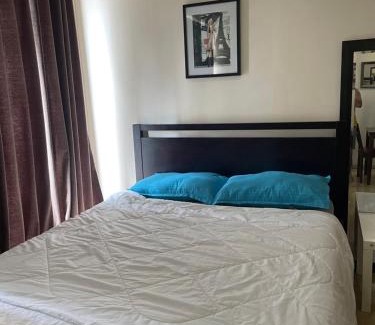 Highway Hills Apartamento | SOHO Condotel EDSA Shaw near SM Megamall FREE Pool Access