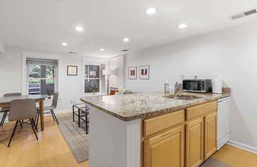 Capitol Hill Apartamento | Sojourn Cap. Hill Bliss w/Sunroom & Front Patio