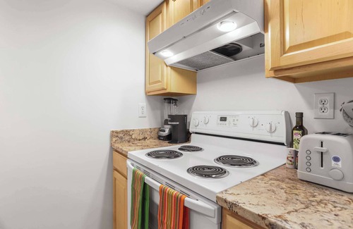Capitol Hill Apartamento | Sojourn Cap. Hill Bliss w/Sunroom & Front Patio
