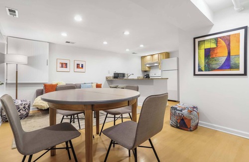 Capitol Hill Apartamento | Sojourn Cap. Hill Bliss w/Sunroom & Front Patio