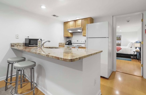 Capitol Hill Apartamento | Sojourn Cap. Hill Bliss w/Sunroom & Front Patio