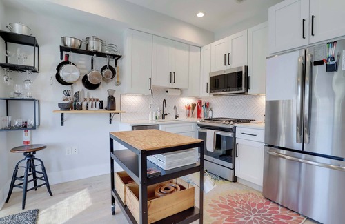Bloomingdale Apartamento | Sojourn Worldly 1 BR 2 BA, 2 Blocks to Shaw Metro