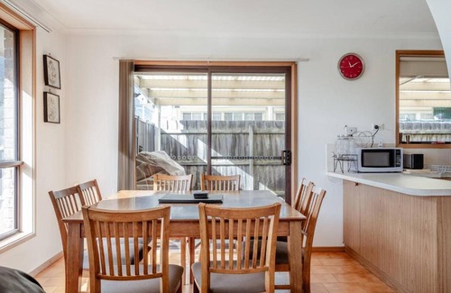 Dromana Casa | Solander's Retro Residence - By the Beach Group Stay