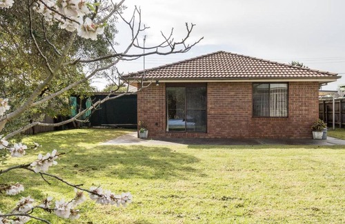 Dromana Casa | Solander's Retro Residence - By the Beach Group Stay