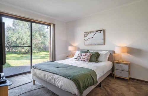 Dromana Casa | Solander's Retro Residence - By the Beach Group Stay