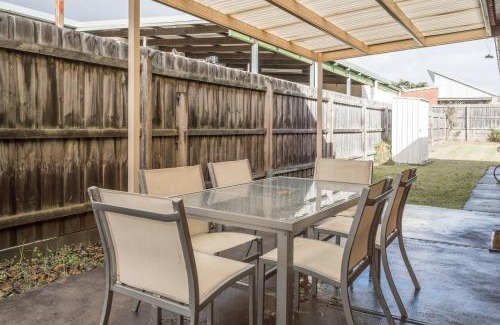 Dromana Casa | Solander's Retro Residence - By the Beach Group Stay