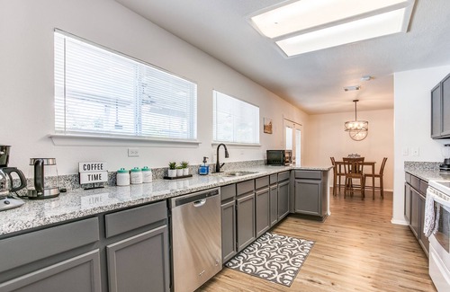 West San Antonio Casa | SA Jewel! Wfall Pool, Solar! Fire P, SeaW, Fies5