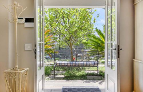 Cape Town City Centre Apartamento | Solar Power French Country Cottage on Table Mountain