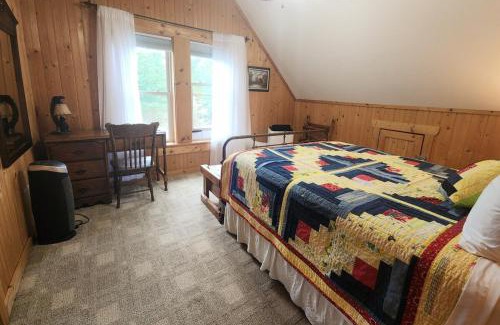Sweetbriar Farms Casa | Solar powered log cabin with mountain views, 3acres