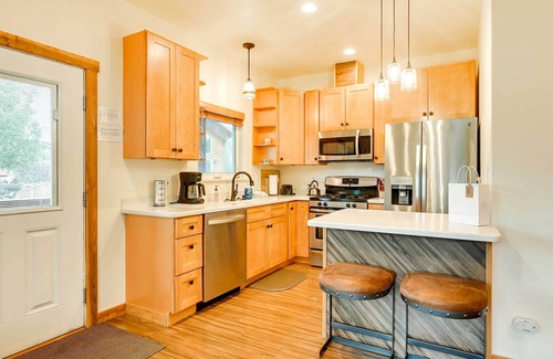 Soldotna Cabina | Casa de pueblo cerca del río Kenai w / Deck & Fire Pit!