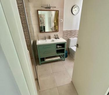 Montequinto Casa | Soleada,amplia con baño privado