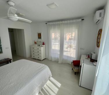 Montequinto Casa | Soleada,amplia con baño privado