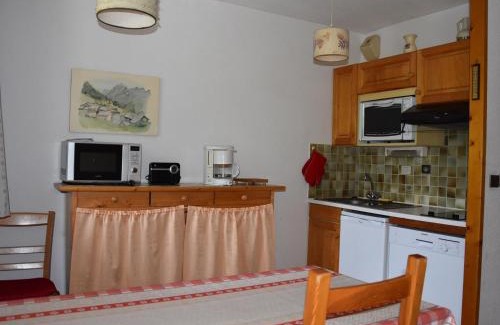 Pralognan-la-Vanoise Apartamento | Soleil, Balcon et Confort au Centre de Pralognan - 2 Chambres pour 4 Personnes - FR-1-464-112