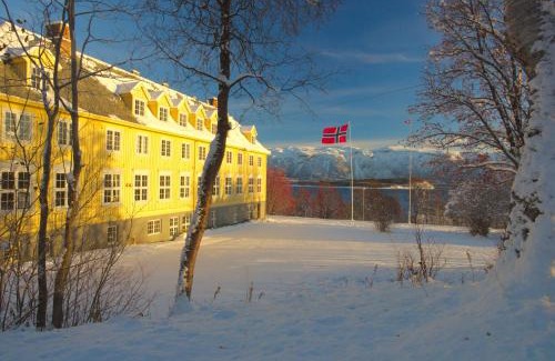 Lyngseidet Casa | Solhov, Castle of the Lyngen Alps