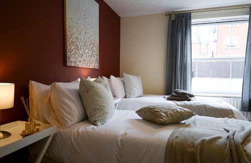 Solihull Apartamento | Solihull 2 Bedroom Ground Floor Apartment with Parking - Available for Long Stays