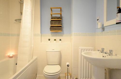 Solihull Apartamento | Solihull 2 Bedroom Ground Floor Apartment with Parking - Available for Long Stays