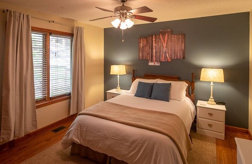 Sugar Mountain Chalet De Esquí | "Solitude Above All" spacious, cozy chalet w/mountain views NEW LISTING DISCOUNT