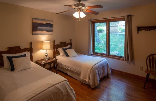Sugar Mountain Chalet De Esquí | "Solitude Above All" spacious, cozy chalet w/mountain views NEW LISTING DISCOUNT