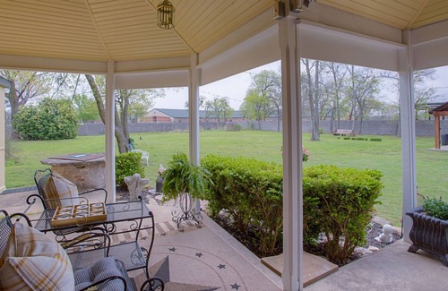 Waxahachie Casa | Solon Estate - Historic Stone House circa 1894