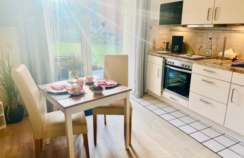 Schoenhagen Apartamento | SOLund - Sonne im Herzen - ruhige und sonnige Ferienwohnung mit Terrasse und Garten nahe Strand und Ostsee