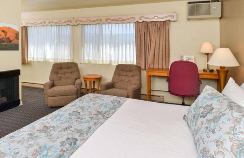 Solvang Hotel | Solvang Danish Adventure! 2 units w/ Continental Bfast, Parking, Swimming Pool