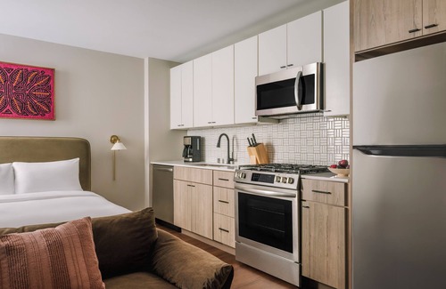 Warehouse District Apartamento | Sonder at North Loop Green | Queen Studio Apartment
