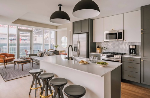 Warehouse District Apartamento | Sonder at North Loop Green | Two-Bedroom Apartment w/ Balcony City View