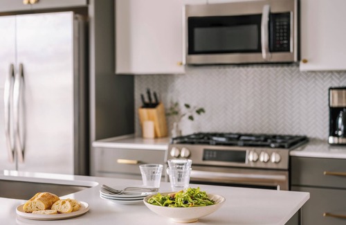 Warehouse District Apartamento | Sonder at North Loop Green | Two-Bedroom Apartment w/ Balcony City View