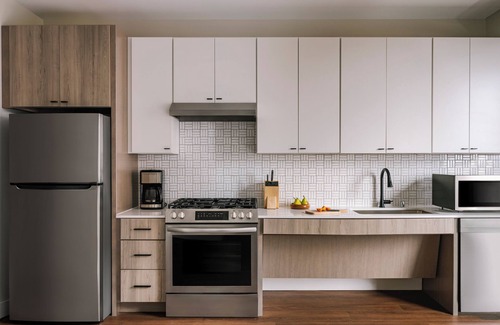 Warehouse District Apartamento | Sonder at North Loop Green | Accessible Queen Studio Apartment w/ City View