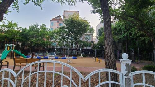 Yeonnam-dong Apartamento | SONG Stay-공항철도, 홍대입구역 7분, 연트럴파크 5분, 6명, 2룸, 3퀸베드, 각방 에어컨, 세탁건조기, WiFi, 연남동, 외국인 전용