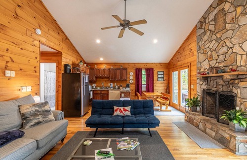 Vilas Cabina | Alquiler de vacaciones en Songbird Cabin ubicado en Cornett Deal Christmas Tree Farm