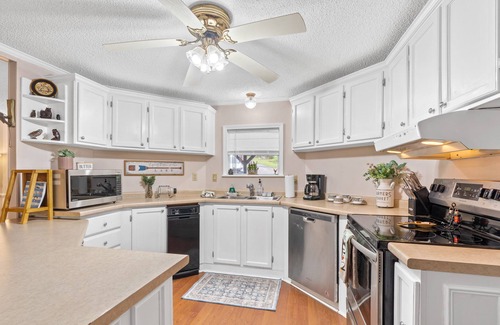 Eatonton Casa | Songbird House sleeps 8, wrap around porch, kayaks, canoe, dock & great fishing!