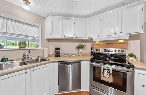 Eatonton Casa | Songbird House sleeps 8, wrap around porch, kayaks, canoe, dock & great fishing!
