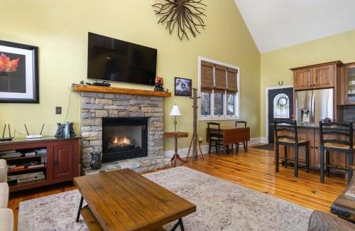 Skyland Casa | Songbird Sanctuary Under New Management, Hot Tub, Deck & Year-Round Views