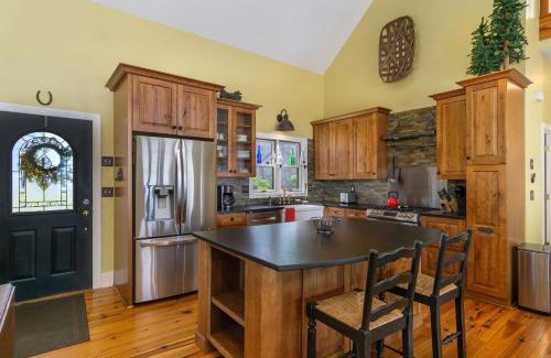 Skyland Casa | Songbird Sanctuary Under New Management, Hot Tub, Deck & Year-Round Views