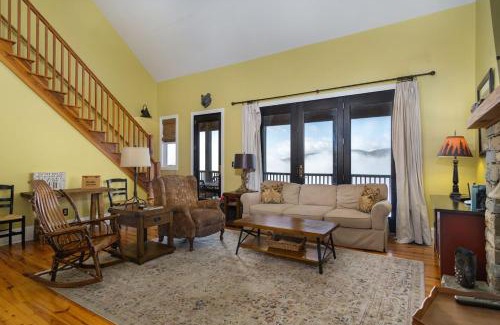 Skyland Casa | Songbird Sanctuary Under New Management, Hot Tub, Deck & Year-Round Views