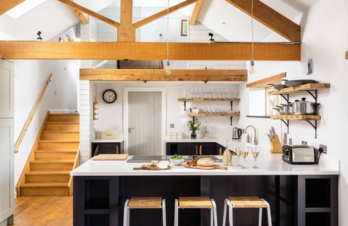 Saint Gennys Casa | Songbirds | Luxury Barn Conversion in Secluded Surrounds | Pet Friendly