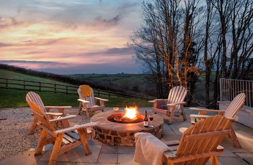 Saint Gennys Casa | Songbirds | Luxury Barn Conversion in Secluded Surrounds | Pet Friendly