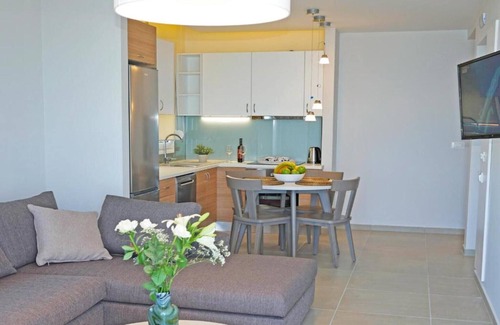 Agii Apostoli Apartamento | Nuevo, moderno, frente a la playa, junto a todas las comodidades, no se necesita automóvil, vista espléndida