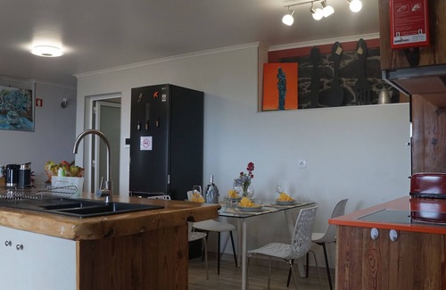Santa Cruz Casa | Soothing 2-bedroom house with WiFi in Água de Pena with a stunning panorama.
