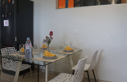 Santa Cruz Casa | Soothing 2-bedroom house with WiFi in Água de Pena with a stunning panorama.