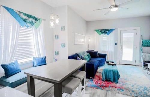Nederland Casa | Soothing Blues in Peaceful 2BR 1BA Cottage